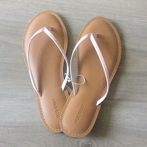 NWT Old Navy Lt Pink Flip Flops (size 8)